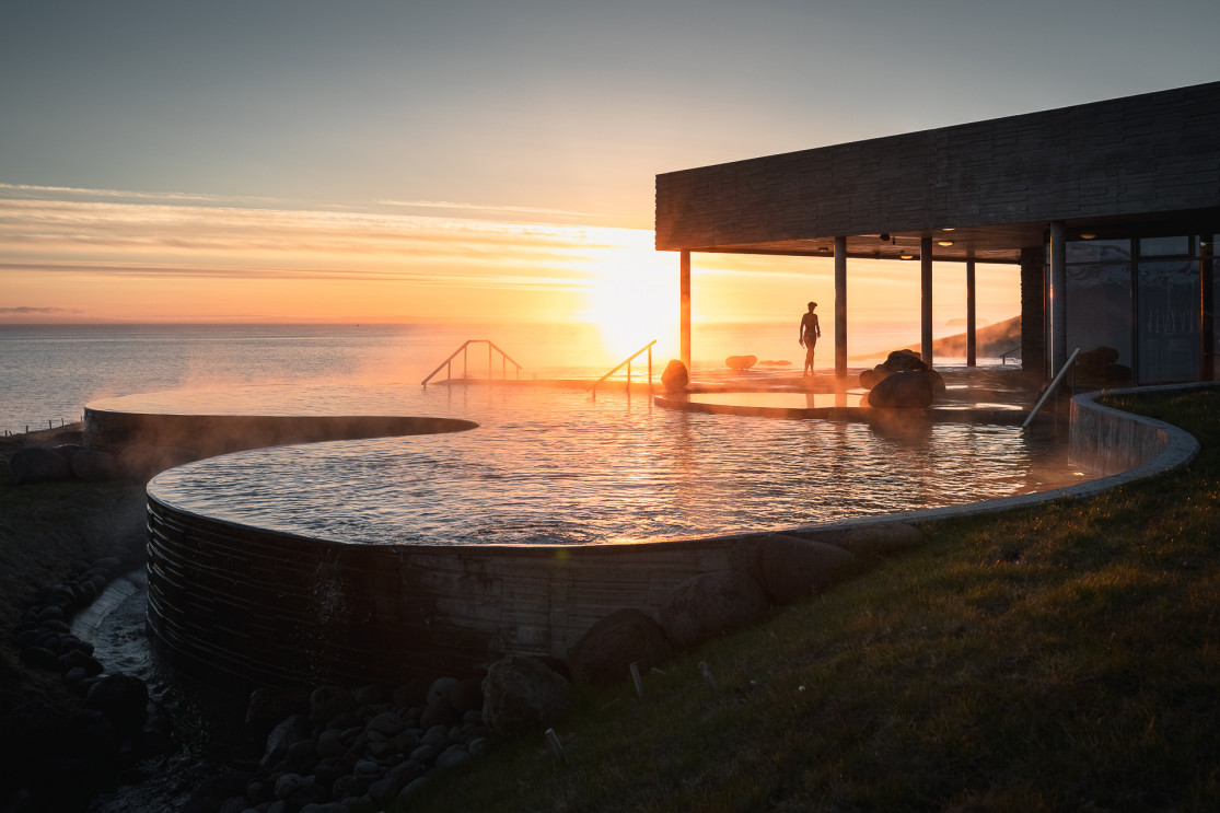 GeoSea mer géothermique des bains, un magnifique nouveau spa extérieur à  Húsavík, Islande du nord, a ouvert ses portes en août 2018. Il surplombe la  baie d'Skjálfandaflói Photo Stock - Alamy